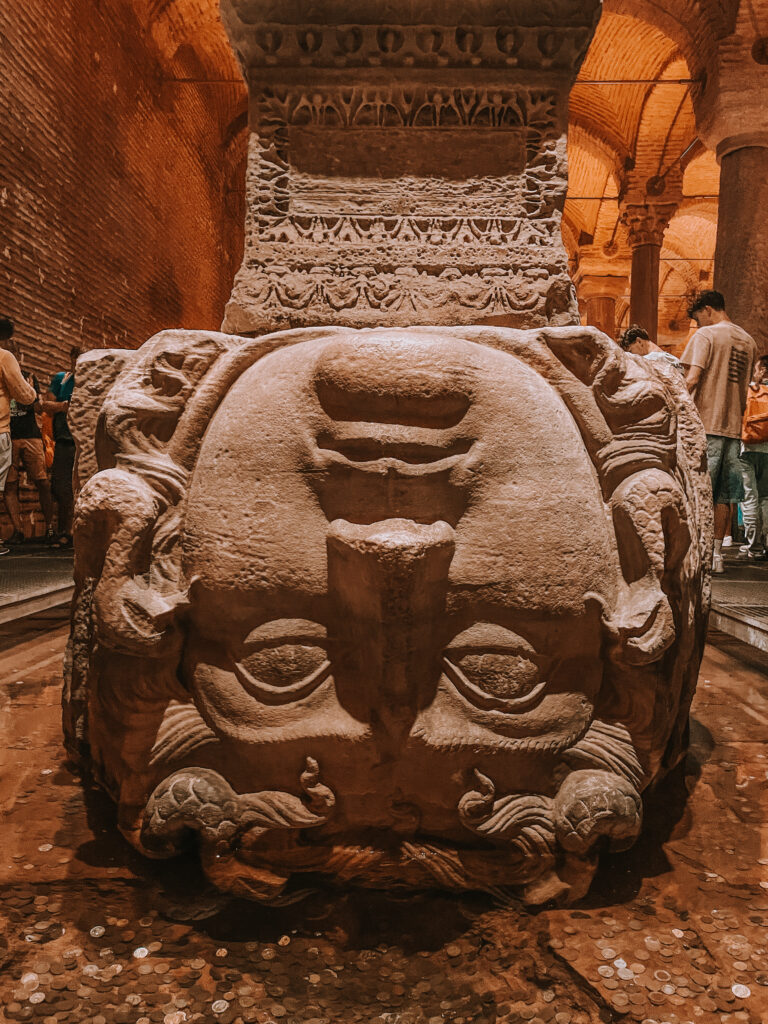 Cisterna basílica columna